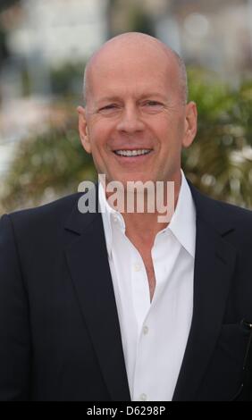 Acteur Bruce Willis pose à l'ouverture de 'Moonrise photocall du film Kingdom' au cours de la 65e Festival de Cannes au Palais des Festivals de Cannes, France, le 16 mai 2012. Photo : Hubert Boesl Banque D'Images