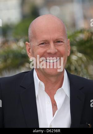 Acteur Bruce Willis pose à l'ouverture de 'Moonrise photocall du film Kingdom' au cours de la 65e Festival de Cannes au Palais des Festivals de Cannes, France, le 16 mai 2012. Photo : Hubert Boesl Banque D'Images