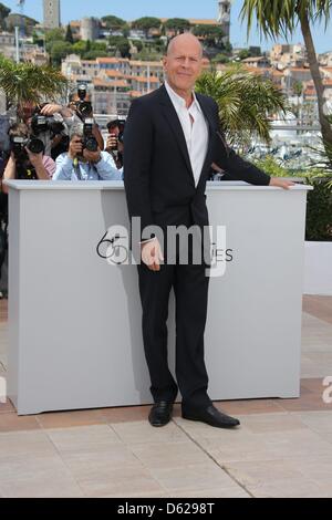 Acteur Bruce Willis pose à l'ouverture de 'Moonrise photocall du film Kingdom' au cours de la 65e Festival de Cannes au Palais des Festivals de Cannes, France, le 16 mai 2012. Photo : Hubert Boesl Banque D'Images