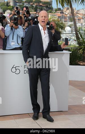 Acteur Bruce Willis pose à l'ouverture de 'Moonrise photocall du film Kingdom' au cours de la 65e Festival de Cannes au Palais des Festivals de Cannes, France, le 16 mai 2012. Photo : Hubert Boesl Banque D'Images