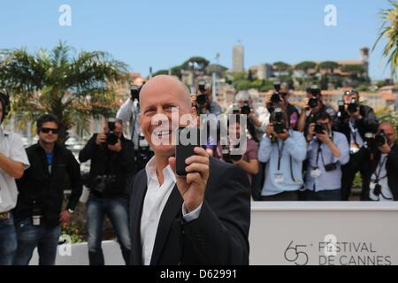 Acteur Bruce Willis pose à l'ouverture de 'Moonrise photocall du film Kingdom' au cours de la 65e Festival de Cannes au Palais des Festivals de Cannes, France, le 16 mai 2012. Photo : Hubert Boesl Banque D'Images