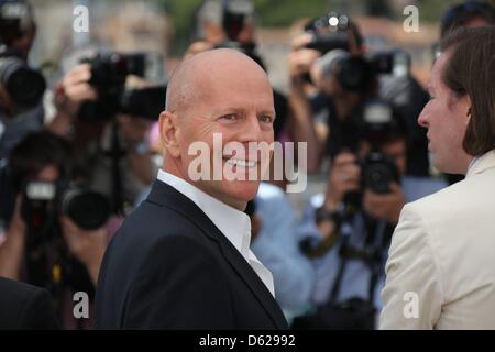 Acteur Bruce Willis pose à l'ouverture de 'Moonrise photocall du film Kingdom' au cours de la 65e Festival de Cannes au Palais des Festivals de Cannes, France, le 16 mai 2012. Photo : Hubert Boesl Banque D'Images