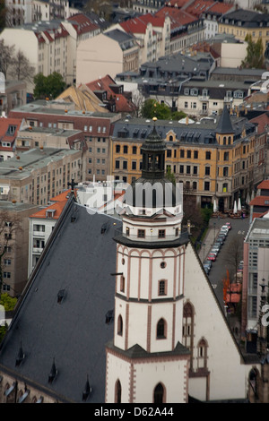 Vue de la célèbre église Saint-Thomas, l'église de Bach au sommet du gratte-ciel Panorama Tower, Leipzig, Allemagne. Banque D'Images