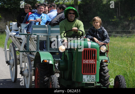 Un groupe de Rantrum prend une tournée en tracteur par l'intermédiaire d'un vignoble sur la fête des pères, près de Fribourg, Allemagne, 17 mai 2012. Ciel bleu et soleil fournir le temps parfait pour les hommes d'aller sur leurs tours traditionnels le jour de l'Ascension. Photo : PATRICK SEEGER Banque D'Images