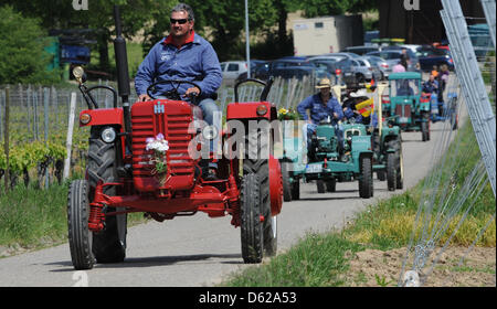 Un groupe d'hommes prend une tournée en tracteur sur la fête des pères, près de Fribourg, Allemagne, 17 mai 2012. Ciel bleu et soleil fournir le temps parfait pour les hommes d'aller sur leurs tours traditionnels le jour de l'Ascension. Photo : PATRICK SEEGER Banque D'Images