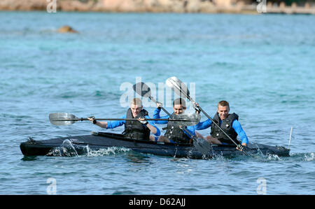 Les joueurs de soccer national Allemand Sven Bender (L-R), Lukas Podolski Ilkay Guendogan et pagayer sur la mer Méditerranée au cours d'un entraînement de l'équipe nationale de football allemande près de Porto Cervo en Sardaigne, Italie, 17 mai 2012. L'équipe nationale de football allemande est en ce moment à un camp d'entraînement sur la Sardaigne pour se préparer pour l'édition 2012 du Championnat d'Europe de football de l'UEFA. Photo Banque D'Images