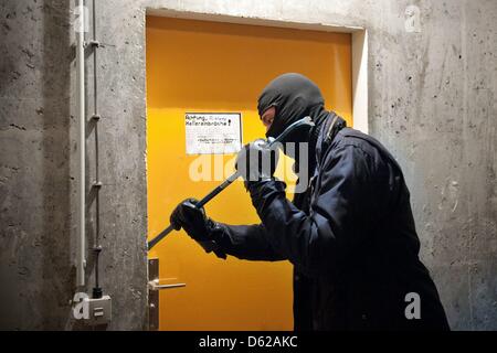 ILLUSTRATION - Une photo montre un homme faisant levier ouvrir une porte avec un pied de biche à Berlin, Allemagne, 20 avril 2012. Les statistiques de la criminalité 2011 pour Berlin ont été publiés le 23 avril 2012. Le nombre d'infractions enregistrées a considérablement augmenté pour la première fois depuis des années. Photo : Robert Schlesinger Banque D'Images