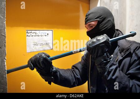 ILLUSTRATION - Une photo montre un homme faisant levier ouvrir une porte avec un pied de biche à Berlin, Allemagne, 20 avril 2012. Les statistiques de la criminalité 2011 pour Berlin ont été publiés le 23 avril 2012. Le nombre d'infractions enregistrées a considérablement augmenté pour la première fois depuis des années. Photo : Robert Schlesinger Banque D'Images