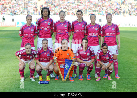 L'équipe des Lyonnais pose pour une photo (retour L-R) Camille Abily, Wendie Renard, Corine Franco, Lotta Schelin, Sabrina Viguier, Amandine Henry (AVANT L-R) Sonia Bompastor, Eugénie Le Sommer, la gardienne Sarah Bouhaddi, Louisa Necib, Shirley Cruz Trana avant leur UEFA Women's Champions League match de football entre l'Olympique Lyonnais et 1. FFC Frankfurt au Stade olympique à Mu Banque D'Images
