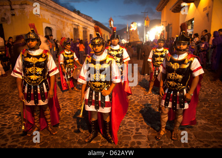 Des hommes habillés comme les légionnaires mener le Jésus Nazareno del Milagro procession pendant la Semaine Sainte de Pâques à Antigua Guatemala Banque D'Images