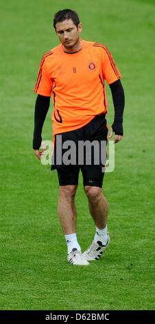 Les joueurs de Chelsea Frank Lampard réagit au cours de leur session d'entraînement de l'équipe à Fußball Arena München à Munich, Allemagne, 18 mai 2012. Chelsea FC Bayern Munich sera confrontée à la Ligue des Champions finale de football à Munich le 19 mai 2012. Photo : Thomas Eisenhuth dpa/lby Banque D'Images