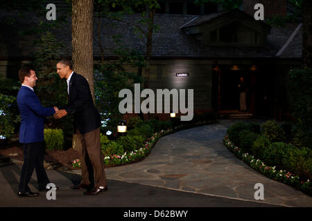 Le président des États-Unis Barack Obama accueille le Premier ministre russe Dmitri Medvedev en face de Laurel Lodge à Camp David lors de l'édition 2012 du Sommet du G8, le vendredi 18 mai, 2012 à Camp David (Maryland). Les dirigeants de huit des plus grandes économies du monde se réunir pendant le week-end dans un effort de maintenir la persistance de la crise de la dette européenne hors de contrôle. .Crédit : Luc Sharrett / La N Banque D'Images