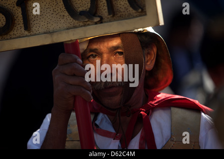 Un homme habillé comme un légionnaire romain est titulaire d'une bannière à l'Señor Sepultado procession pendant la Semaine Sainte de Pâques à Antigua Guatemala Banque D'Images