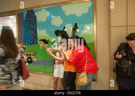 Des hordes d'amateurs de crème glacée qui affluent vers les Ben & Jerry's Ice Cream Store dans le Rockefeller Center de New York Banque D'Images