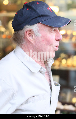 James Caan laissant un immeuble de bureaux à Beverly Hills, Los Angeles, Californie Banque D'Images