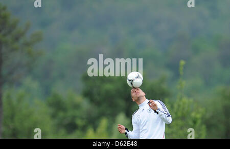 L'Allemagne Lukas Podolski passe le ballon au cours de la séance de l'équipe de Tourrette près de Cannes, France, 20 mai 2012. L'équipe nationale allemande est prepapring pour l'Euro 2012 dans le sud de la France. Photo : Andreas Gebert Banque D'Images