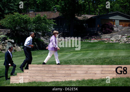 (L-R) Le président français François Hollande, le président des États-Unis, Barack Obama et la Chancelière allemande Angela Merkel arrivent pour une photo de famille au cours de la 2012 Sommet du G8 à Camp David le 19 mai 2012 dans la région de Camp David (Maryland). Les dirigeants de huit des plus grandes économies du monde se réunir pendant le week-end dans un effort de maintenir la persistance de la crise de la dette européenne hors de contrôle. .Crédit : Luc Sha Banque D'Images