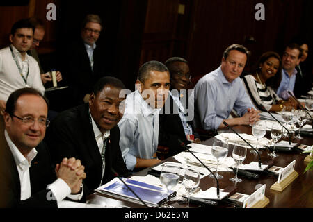 Le président des États-Unis Barack Obama (C) assiste à un déjeuner de travail avec les dirigeants africains et les autres dirigeants du G8 lors de l'édition 2012 du Sommet du G8 à Camp David le 19 mai 2012 dans la région de Camp David (Maryland). Les dirigeants de huit des plus grandes économies du monde se réunir pendant le week-end dans un effort de maintenir la persistance de la crise de la dette européenne hors de contrôle. .Crédit : Luc Sharrett / Le New York Time Banque D'Images