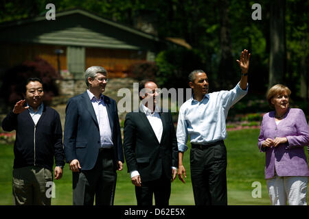 (L-R) Le Premier Ministre japonais Yoshihiko Noda, le premier ministre canadien Stephen Harper, le Président français François Hollande, le président des États-Unis, Barack Obama et la Chancelière allemande Angela Merkel posent pour une photo de famille au cours de la 2012 Sommet du G8 à Camp David le 19 mai 2012 dans la région de Camp David (Maryland). Les dirigeants de huit des plus grandes économies du monde se réunir pendant le week-end dans un effort pour garder le Banque D'Images