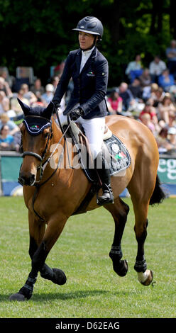 Katrin Eckermann de Allemagne effectue ses compétences avec son cheval Skik II à la compétition de saut de la Global Champions Tour à Hambourg, Allemagne, 19 mai 2012. Hambourg est le tiers de 13 lieux de la Tournée des champions mondiaux. Photo : Daniel Reinhardt Banque D'Images