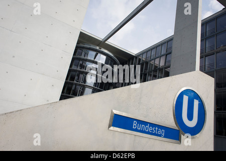 L'entrée du U-Bahn la plus proche pour l'un des bâtiments du Bundestag allemand connu sous le Paul-Loeb-Haus de Berlin Banque D'Images