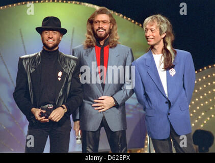 Fichier - une archive photo datée de 1991 montre la bande pop avec Bee Gees (L-R) Barry, Maurice et Robin Gibb, lors d'un concert en 1991. Le musicien britannique Robin Gibb est décédé. Selon l'agence de presse AP, le chanteur est décédé d'un cancer dans la nuit au 21 mai 2012, il est décédé à l'âge de 62 ans. Photo : Horst Ossinger Banque D'Images