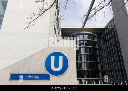 L'entrée du U-Bahn la plus proche pour l'un des bâtiments du Bundestag allemand connu sous le Paul-Loeb-Haus de Berlin Banque D'Images