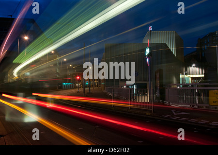 Le tramway Light Trails et Nottingham Contemporary, Nottingham City England UK Banque D'Images