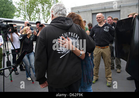 Défenseur des animaux canado-américain Paul Watson, fondateur de Sea Shepherd et co-fondateur de Greenpeace, tient une conférence de presse à l'établissement pénitentiaire à Frankfurt am Main, Allemagne, 21 mai 2012. Watson a été arrêté le 13 mai 2012 à l'aéroport de Francfort et a maintenant été publié sur a a 250 000 euro sous caution. Photo : EMILY WABITSCH Banque D'Images