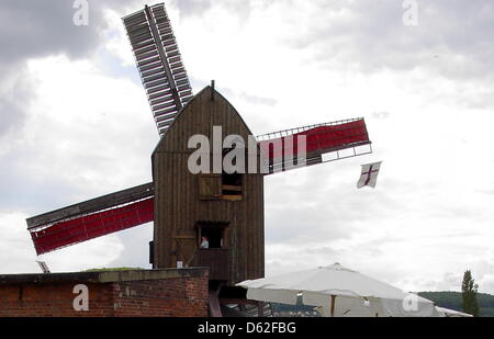(Dossier) - Un fichier photo datée du 2001 dpa présente le moulin à Liebenburg, Allemagne. Le moulin en bois brûlé à la terre le 21 mai 2012, à l'origine de 1,5 million d'euros de dommages. Il y a soupçon d'incendie criminel. Photo : Andrea Leifeld Banque D'Images