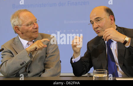 Le ministre allemand des Finances, Wolfgang Schaeuble (L) rencontre son homologue français Pierre Moscovici au ministère des Finances à Berlin, Allemagne, 21 mai 2012. Photo : WOLFGANG KUMM Banque D'Images