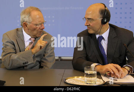 Le ministre allemand des Finances, Wolfgang Schaeuble (L) rencontre son homologue français Pierre Moscovici au ministère des Finances à Berlin, Allemagne, 21 mai 2012. Photo : WOLFGANG KUMM Banque D'Images