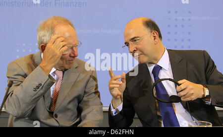 Le ministre allemand des Finances, Wolfgang Schaeuble (L) rencontre son homologue français Pierre Moscovici au ministère des Finances à Berlin, Allemagne, 21 mai 2012. Photo : WOLFGANG KUMM Banque D'Images