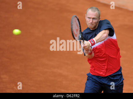 La Russie Dmitry Tursunov joue dans le double Tursunov/Kunizyn (Russie) contre Mayer/Kas (Allemagne) lors de la Coupe du Monde par équipe de tennis à Rochusclub à Duesseldorf, Allemagne, 21 mai 2012. Photo : CAROLINE SEIDEL Banque D'Images