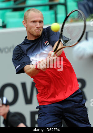 La Russie Dmitry Tursunov joue dans le double Tursunov/Kunizyn (Russie) contre Mayer/Kas (Allemagne) lors de la Coupe du Monde par équipe de tennis à Rochusclub à Duesseldorf, Allemagne, 21 mai 2012. Photo : CAROLINE SEIDEL Banque D'Images