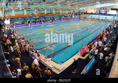 L'échauffement des nageurs au Championnat de natation à Debrecen, Hongrie, le mardi, 22 mai 2012. Photo : Marius Becker dpa Banque D'Images