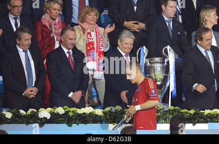 Bastian Schweinsteiger de Munich (avant) passe devant le président de l'UEFA Michel Platini (R-L), le Président allemand Joachim Gauck, partenaire de Gauck, Daniela Schadt, président du Bayern Munich Karl-Heinz Rummenigge et président Wolfgang Niersbach DFB après la finale de la Ligue des Champions entre le Bayern Munich et le FC Chelsea à l'Allianz Arena de Munich, Allemagne, 19 mai 2012. Le président Gauck a réagi avec Banque D'Images