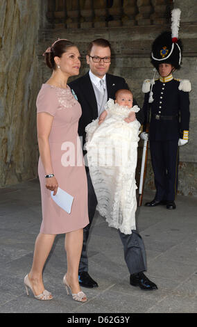 La princesse Victoria et le Prince Daniel de Suède arrivent avec leur fille, la princesse Estelle pour le baptême à la Chapelle Royale (Slottskyrkan) à Stockholm, Suède, 22 mai 2012. La petite fille est née le 23 février 2012. Photo : Britta Pedersen dpa Banque D'Images