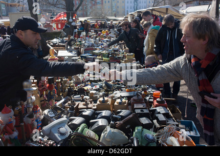 D'Euros changent de mains pour bric-a-brac et vieux biens, vendus à un marché géant dans Mauerpark - un espace ouvert sur le site de l'ancien mur de Berlin, l'ancienne frontière entre l'Est communiste et l'ouest de Berlin pendant la guerre froide. Banque D'Images