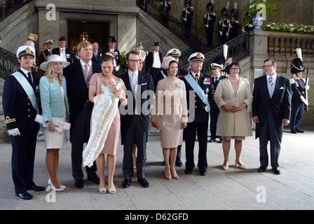 La princesse Victoria de Suède (4L) et le Prince Daniel avec leur fille la princesse Estelle et les membres de la famille et gotparents (L-R) Swedish prince Carl Philip, Anna Westling Blom, Couronne néerlandaise Prince Willem-Alexander, La Reine Silvia de Suède, le Roi Carl Gustaf, Ewa et Olle Westling après le baptême de la princesse Estelle de Suède à la Chapelle Royale (Slottskyrkan) à Stockholm, Banque D'Images