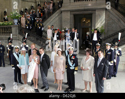 La princesse Victoria de Suède (4L) et le Prince Daniel avec leur fille la princesse Estelle et les membres de la famille et gotparents (L-R) Swedish prince Carl Philip, Anna Westling Blom, Couronne néerlandaise Prince Willem-Alexander, la princesse Mary du Danemark, la Reine Silvia de Suède, le Prince héritier Haakon de Norvège, le Roi Carl Gustaf, Ewa et Olle Westling après le baptême des Princes suédois Banque D'Images