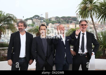 Directeur Gustave de Kervern (l-r), acteurs Albert Dupontel, Benoit Poelvoorde et directeur Benoit Delepine posent au photocall de 'Le Grand Soir' au cours de la 65e Festival de Cannes au Palais des Festivals de Cannes, France, le 22 mai 2012. Photo : Hubert Boesl Banque D'Images