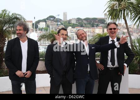 Directeur Gustave de Kervern (l-r), acteurs Albert Dupontel, Benoit Poelvoorde et directeur Benoit Delepine posent au photocall de 'Le Grand Soir' au cours de la 65e Festival de Cannes au Palais des Festivals de Cannes, France, le 22 mai 2012. Photo : Hubert Boesl Banque D'Images