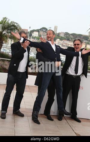 Directeur Gustave de Kervern (l-r), acteurs Albert Dupontel, Benoit Poelvoorde et directeur Benoit Delepine posent au photocall de 'Le Grand Soir' au cours de la 65e Festival de Cannes au Palais des Festivals de Cannes, France, le 22 mai 2012. Photo : Hubert Boesl Banque D'Images