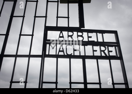 La célèbre moto de camps d'extermination et du travail allemand Arbeit macht frei ('Work vous rendra libres") dans le nazisme et du camp de concentration de Sachsenhausen soviétique PENDANT LA SECONDE GUERRE MONDIALE, maintenant connu sous le nom de Mémorial et musée de Sachsenhausen. Sachsenhausen était un camp de concentration Nazi à Oranienburg, à 35 kilomètres (22 miles) au nord de Berlin, Allemagne, utilisée principalement pour les prisonniers politiques de 1936 à la fin du Troisième Reich en mai 1945. (Plus de légende dans la description). Banque D'Images