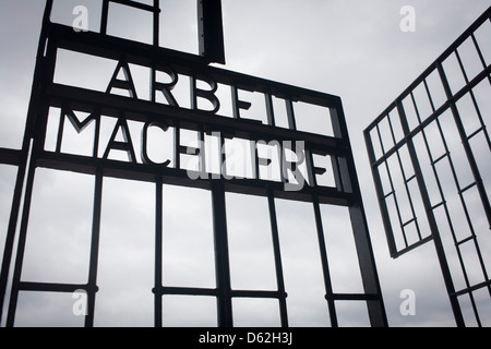 La célèbre moto de camps d'extermination et du travail allemand Arbeit macht frei ('Work vous rendra libres") dans le nazisme et du camp de concentration de Sachsenhausen soviétique PENDANT LA SECONDE GUERRE MONDIALE, maintenant connu sous le nom de Mémorial et musée de Sachsenhausen. Sachsenhausen était un camp de concentration Nazi à Oranienburg, à 35 kilomètres (22 miles) au nord de Berlin, Allemagne, utilisée principalement pour les prisonniers politiques de 1936 à la fin du Troisième Reich en mai 1945. (Plus de légende dans la description). Banque D'Images