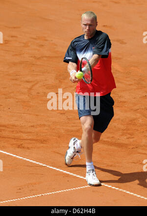 La Russie Dmitry Tursunov joue contre la Serbie de Troicki lors de la troisième journée de la Coupe du Monde par équipes à Rochusclub à Duesseldorf, Allemagne, 22 mai 2012. Photo : CAROLINE SEIDEL Banque D'Images