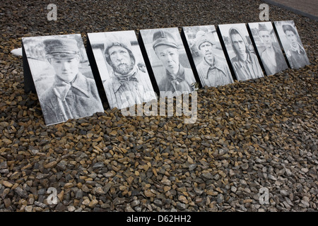 Les visages des prisonniers à l'emplacement où plus de 10 000 prisonniers soviétiques ont été tourné en 1941 dans le camp de concentration de Sachsenhausen Nazi PENDANT LA SECONDE GUERRE MONDIALE, maintenant connu sous le nom de Mémorial et musée de Sachsenhausen. Sachsenhausen était un camp de concentration nazi et soviétique à Oranienburg, à 35 kilomètres (22 miles) au nord de Berlin, Allemagne, utilisée principalement pour les prisonniers politiques de 1936 à la fin du Troisième Reich en mai 1945. (Plus de légende dans la description). Banque D'Images