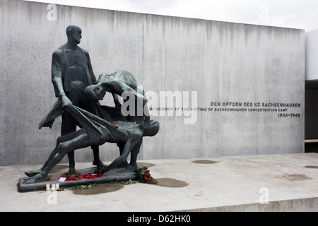 Les rives du crématorium Memorial à ceux assassinés dans le camp de concentration de Sachsenhausen Nazi PENDANT LA SECONDE GUERRE MONDIALE, maintenant connu sous le nom de Mémorial et musée de Sachsenhausen. Sachsenhausen était un camp de concentration nazi et soviétique à Oranienburg, à 35 kilomètres (22 miles) au nord de Berlin, Allemagne, utilisée principalement pour les prisonniers politiques de 1936 à la fin du Troisième Reich en mai 1945. (Plus de légende dans la description). Banque D'Images