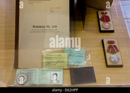 Papiers d'identité d'un agent secret anonyme de Cottbus, Allemagne, une exposition au siège de la Stasi ministérielle de la police secrète communiste en Allemagne de l'Est, la RDA. .. (Plus de légende dans la description) Banque D'Images